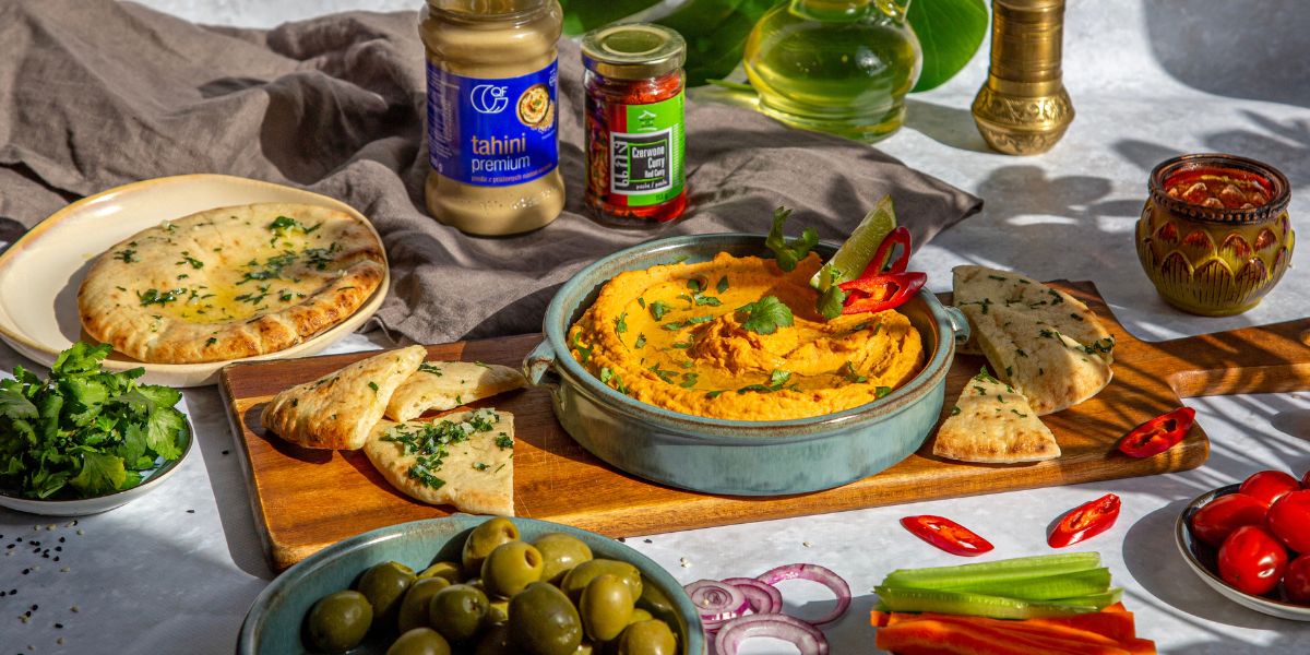 Hummus z czerwonym curry i chlebkiem pita