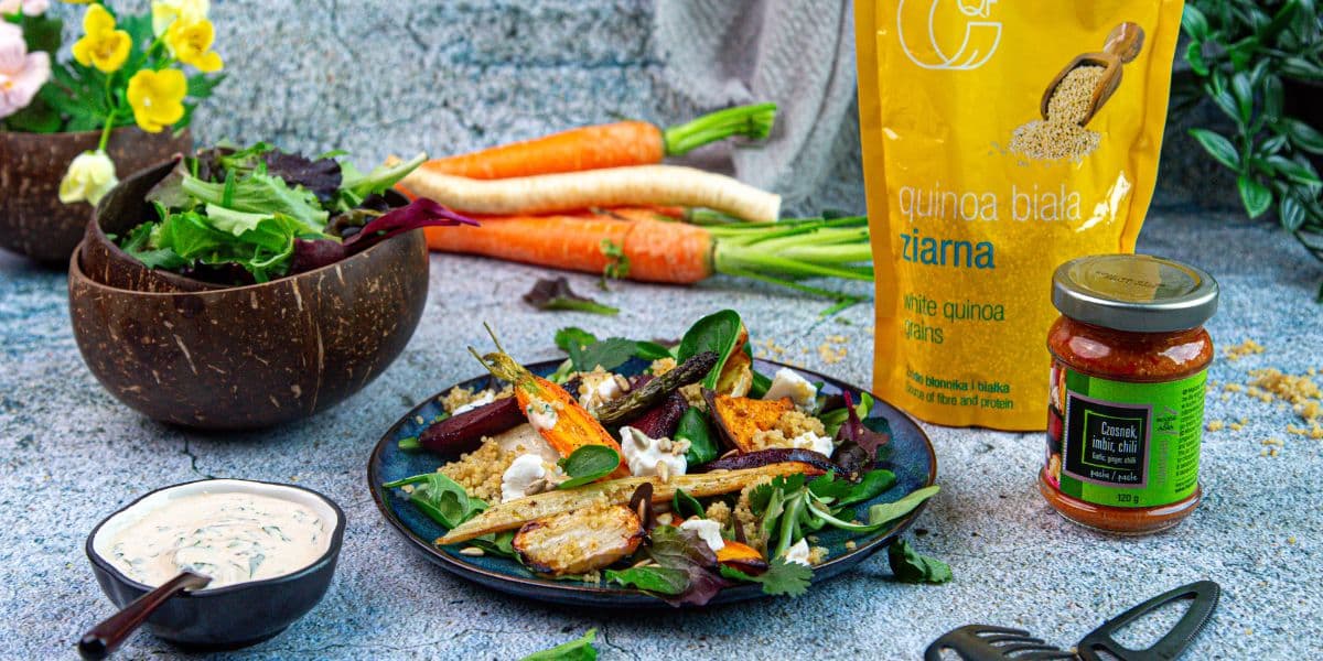 Bezglutenowa sałatka z quinoą, serem kozim i pieczonymi warzywami