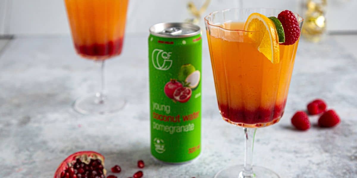 Drink z wodą kokosową z granatem i bubble tea o smaku truskawkowym QF Quality Food