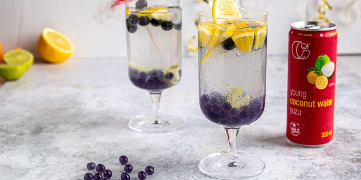 Drink z wodą kokosową z yuzu i bubble tea o smaku jagodowym QF Quality Food