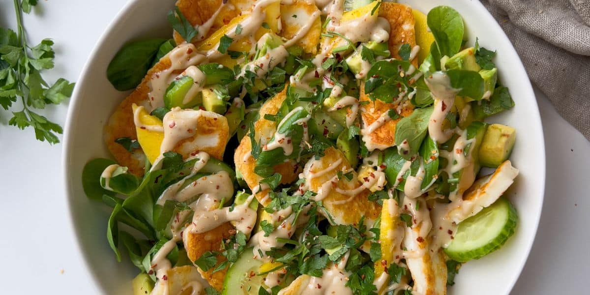Wiosenna sałatka z halloumi, mango, komosą ryżową i sosem tahini