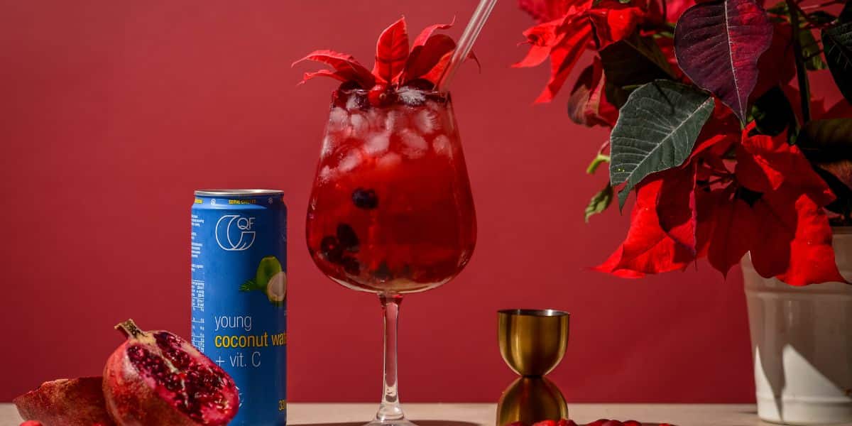 Świąteczny mocktail z wodą kokosową i żurawiną QF