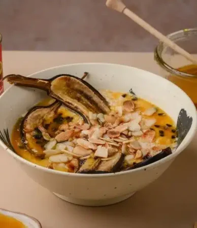 Egzotyczny bowl z marakują i pieczonym bananem QF