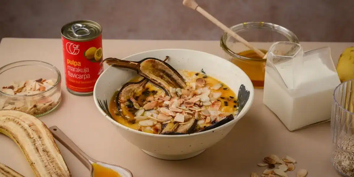 Egzotyczny bowl z marakują i pieczonym bananem QF